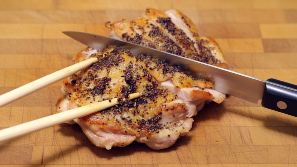 皮目から焼いてパリッとさせる手順